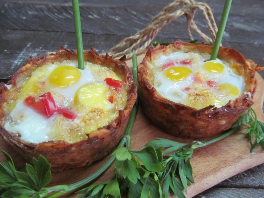 Шампиньоны фаршированные перепелиными яйцами
