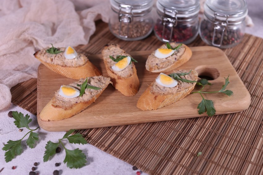 Закуска шампиньоны фаршированные перепелиными яйцами