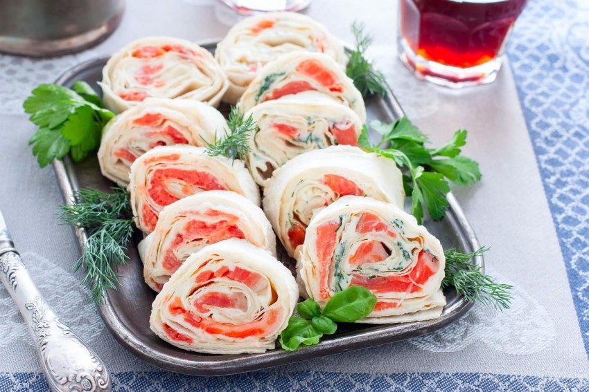 Рулетики с красной рыбой