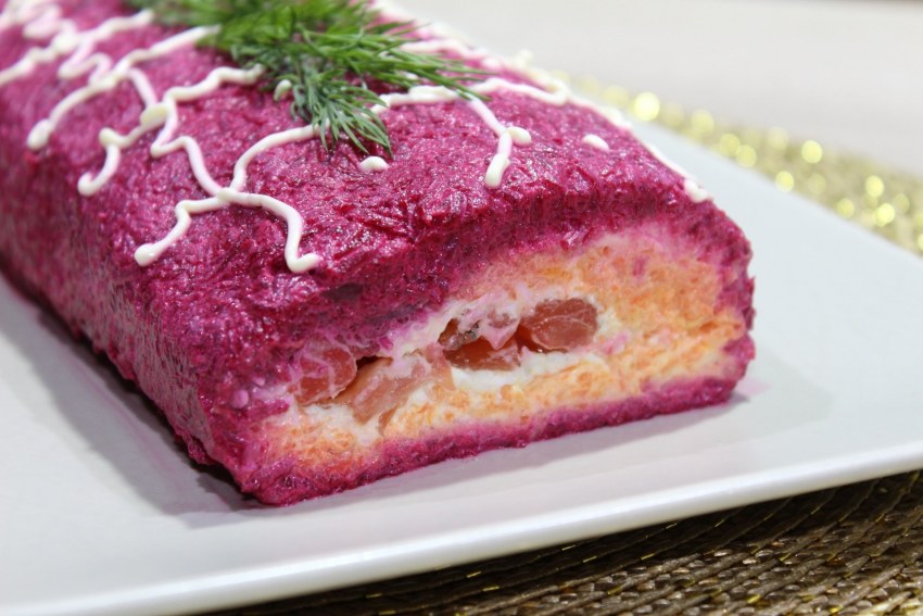 Рулет Царский с красной рыбой и икрой