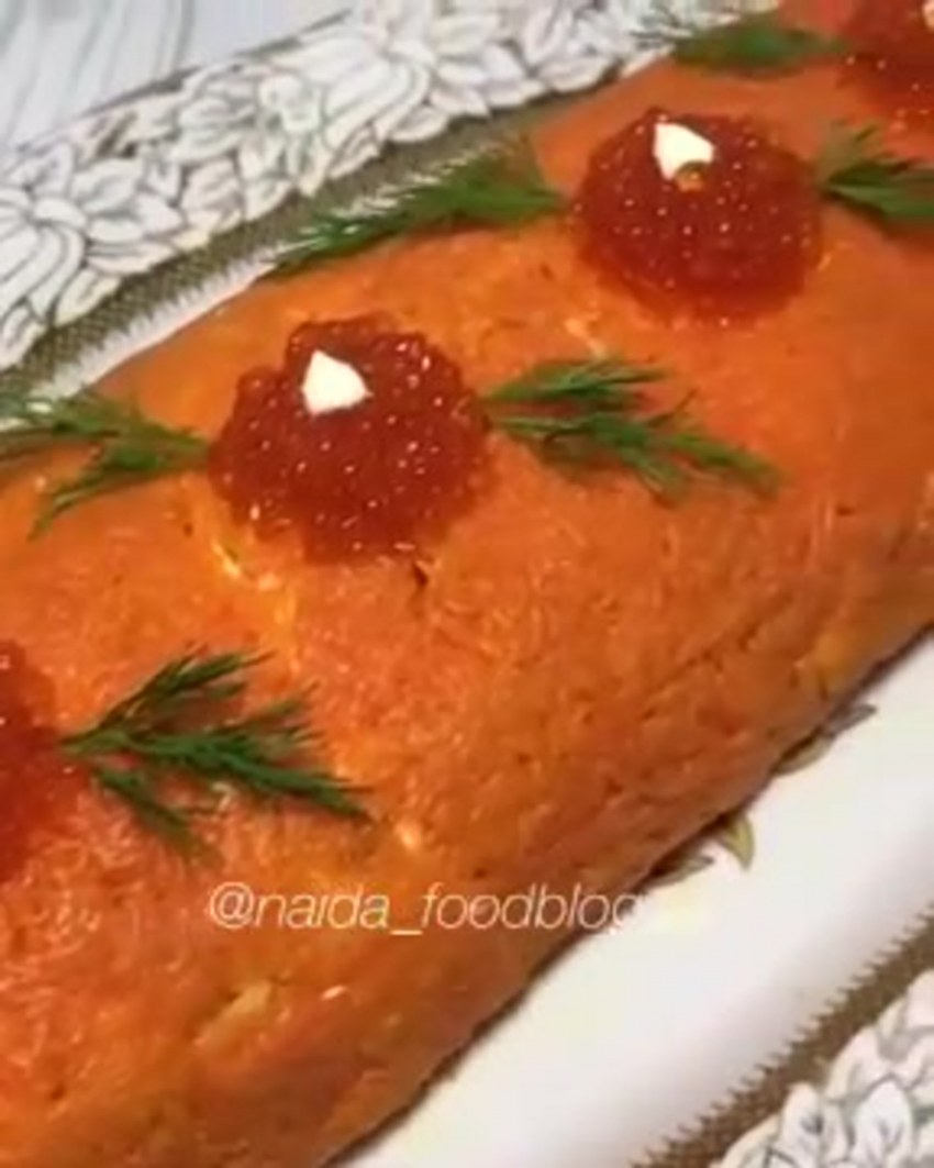Блинный рулет с семгой и авокадо