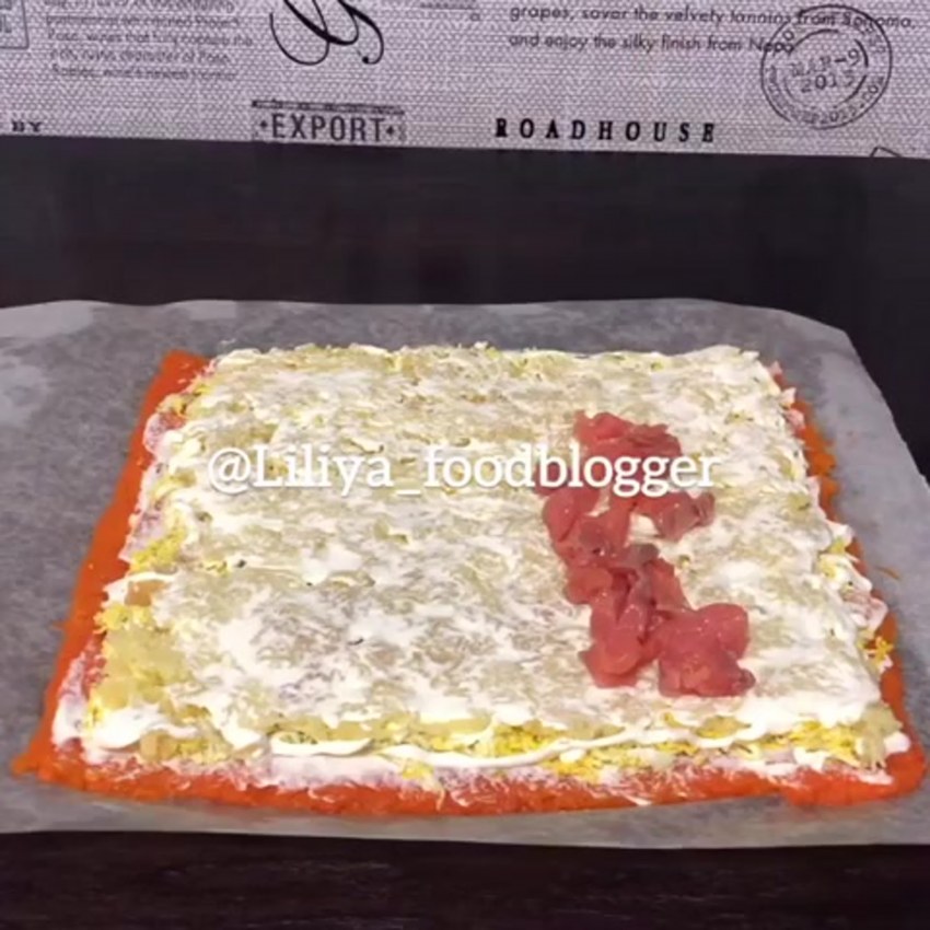 Рулетики с колбасой и сыром