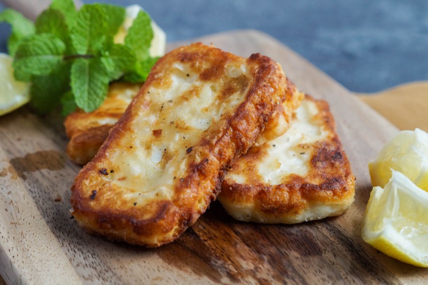 Жареный адыгейский сыр с овощами ПП