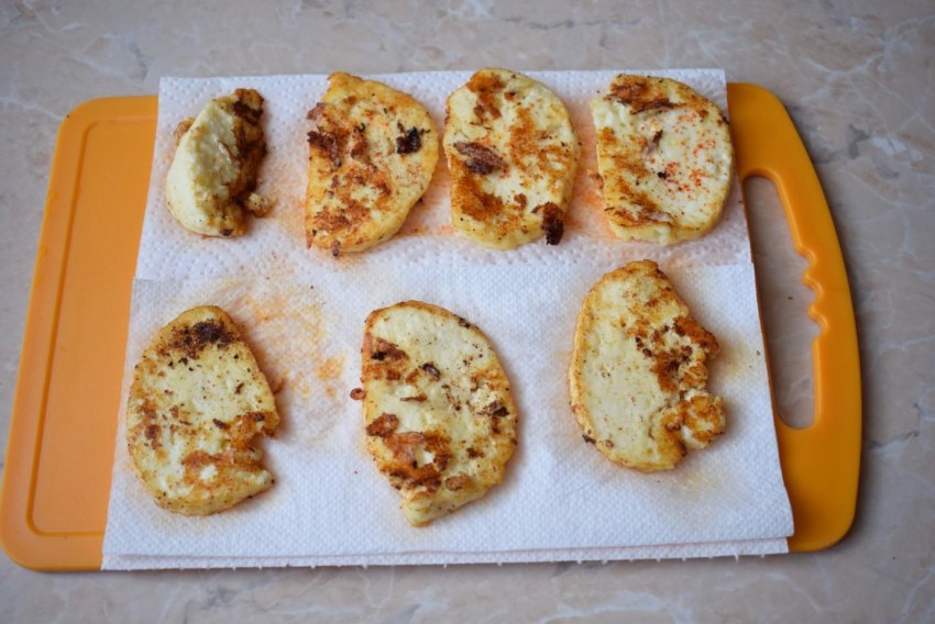 Жареный сыр с клюквенным соусом