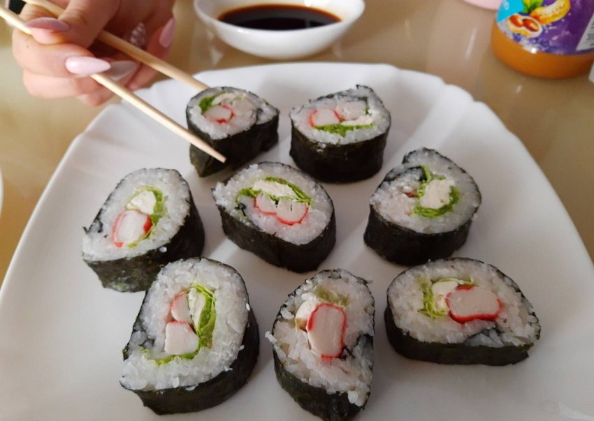 Роллы с крабовыми палочками