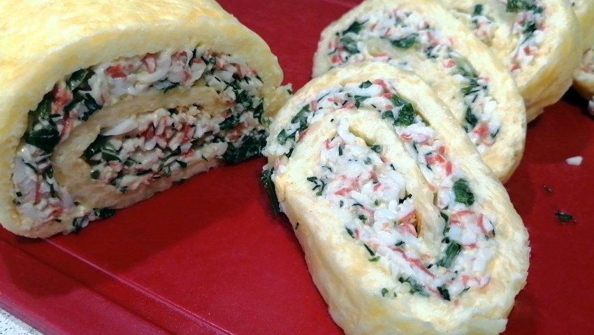Сырный рулет с крабовыми палочками