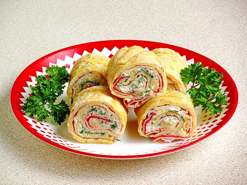 Яичные блинчики с крабовыми палочками и сыром