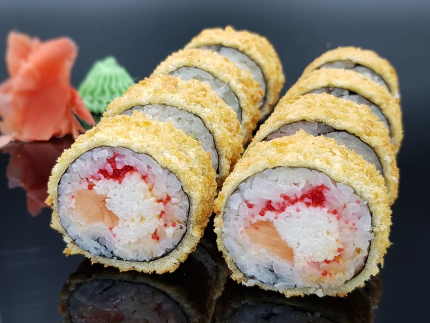 Суши роллы с крабовыми палочками и огурцом