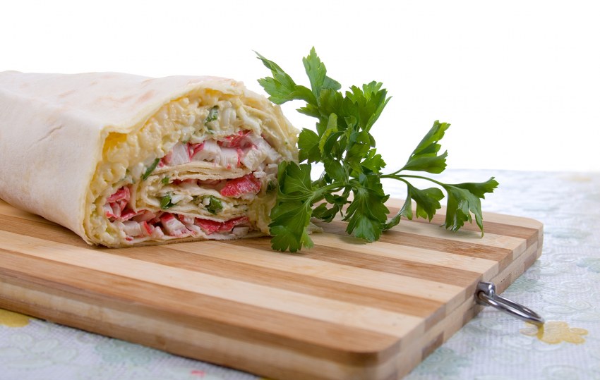 Ролл масаго красная с кунжутом