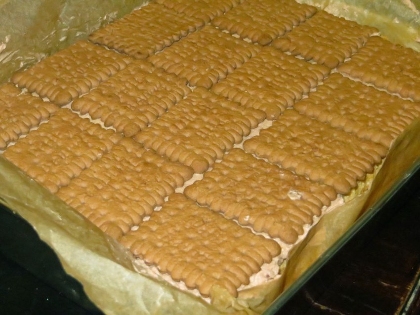 Торт с печеньем и сгущенкой