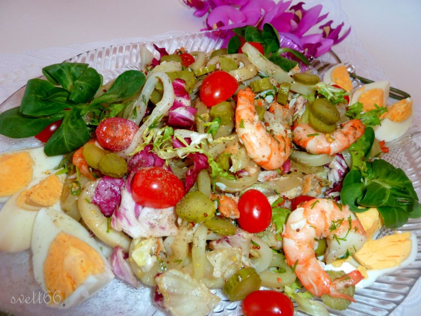 Салат с крабовыми палочками и помидорами и сыром и чесноком