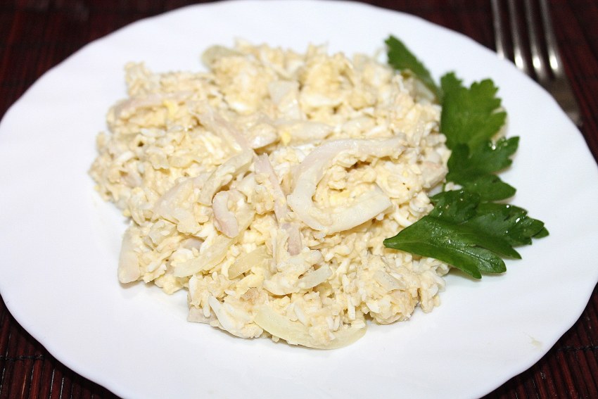 Состав салата с кальмарами самый вкусный и простой
