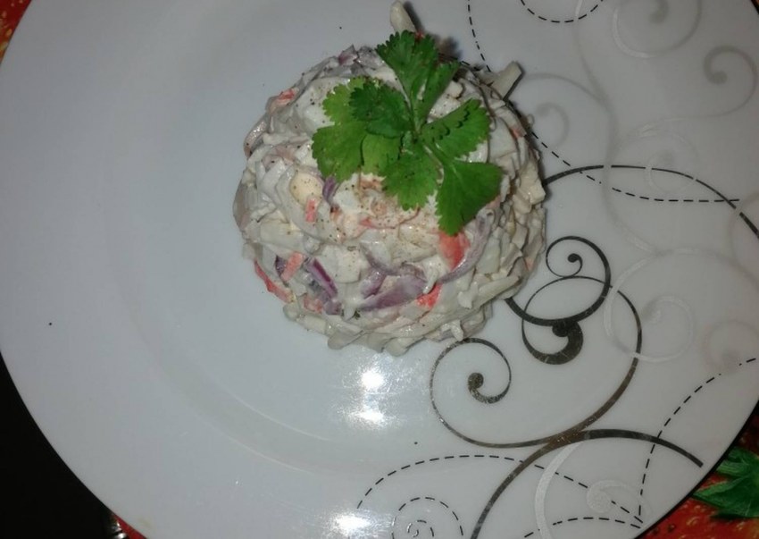 Салат из кальмаров классический , креветок и оливок