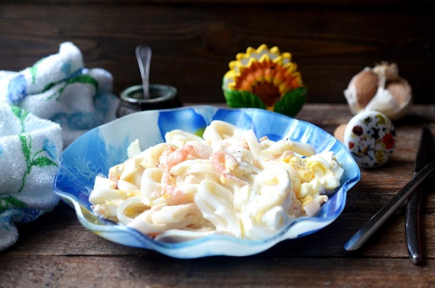 Салат из морепродуктов на белом фоне