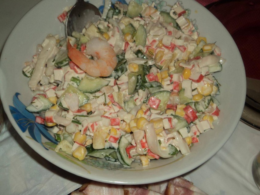 Салат из кальмаров, маслины, черри