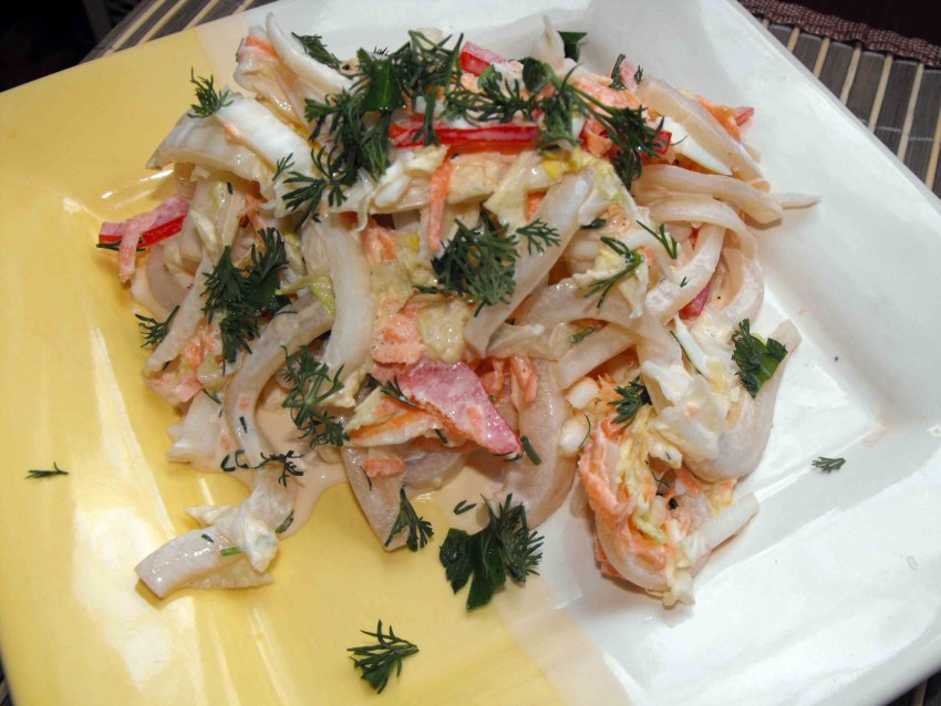 Салат кальмаровый классический с яйцом и луком
