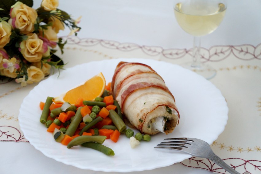 Рыбный рулет с гарниром