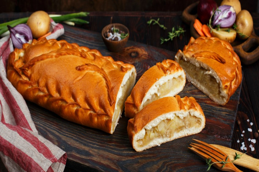 Пирог с изюмом и орехами