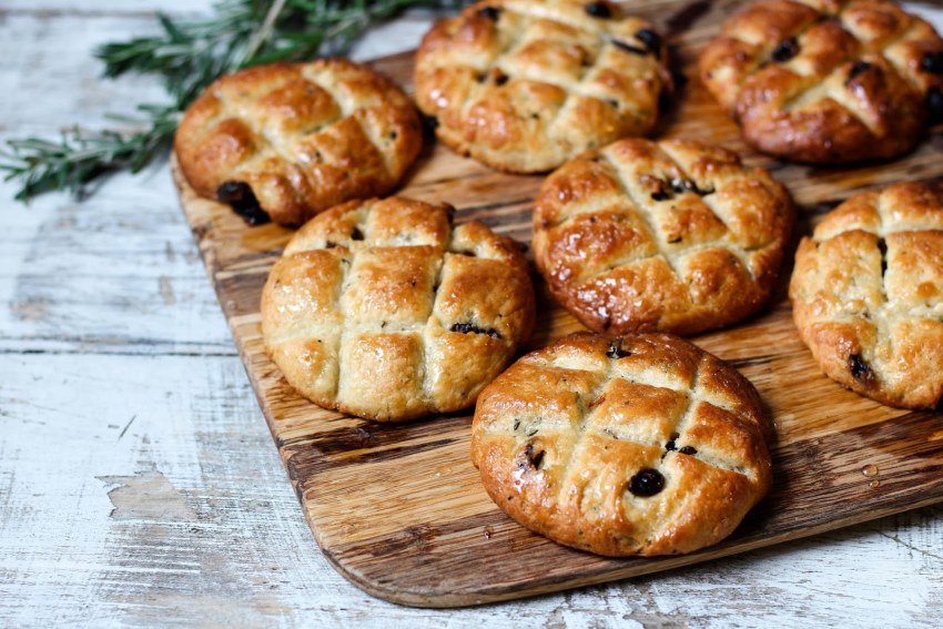 Постные булочки с изюмом