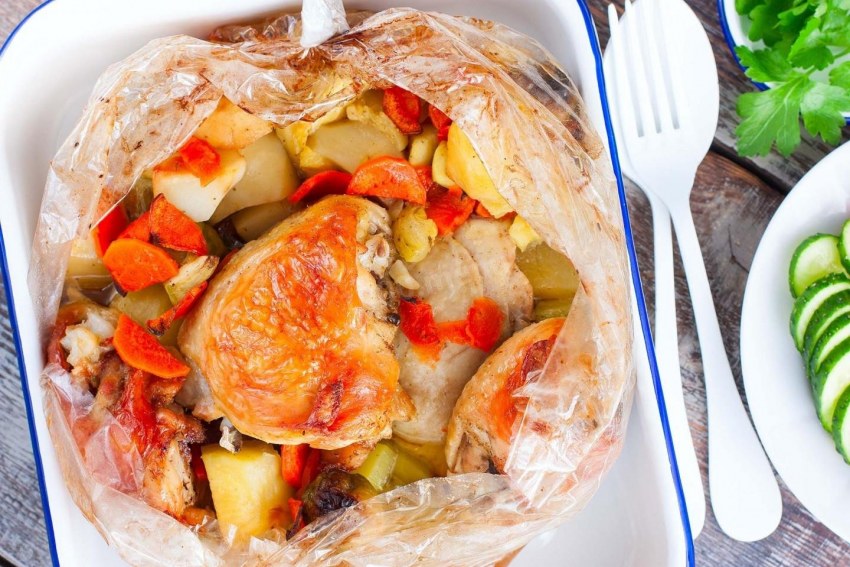Курица с овощами в рукаве