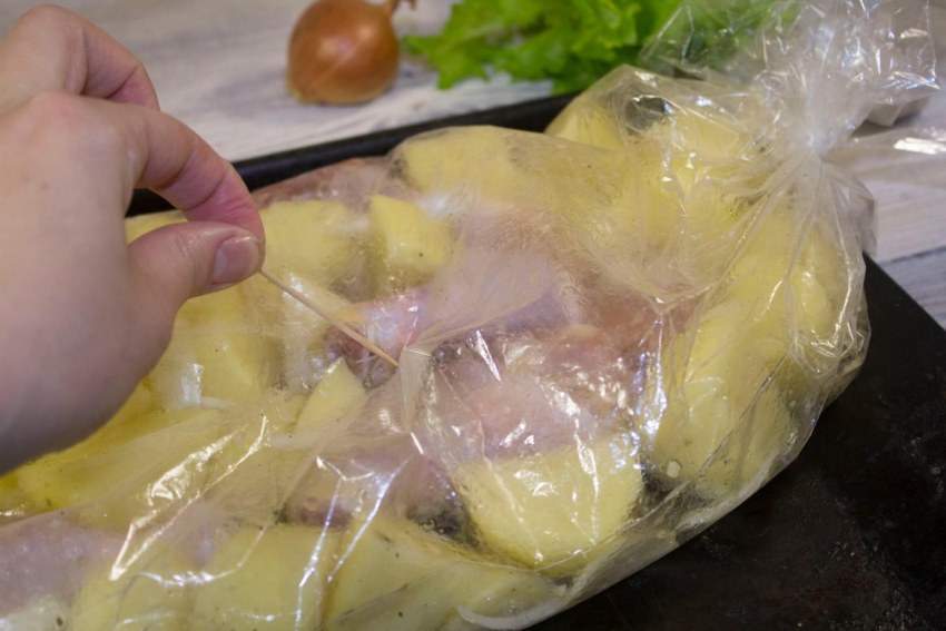 Ножки с картошкой в рукаве
