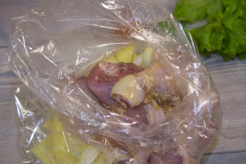 Голень курицы с картошкой в пакете
