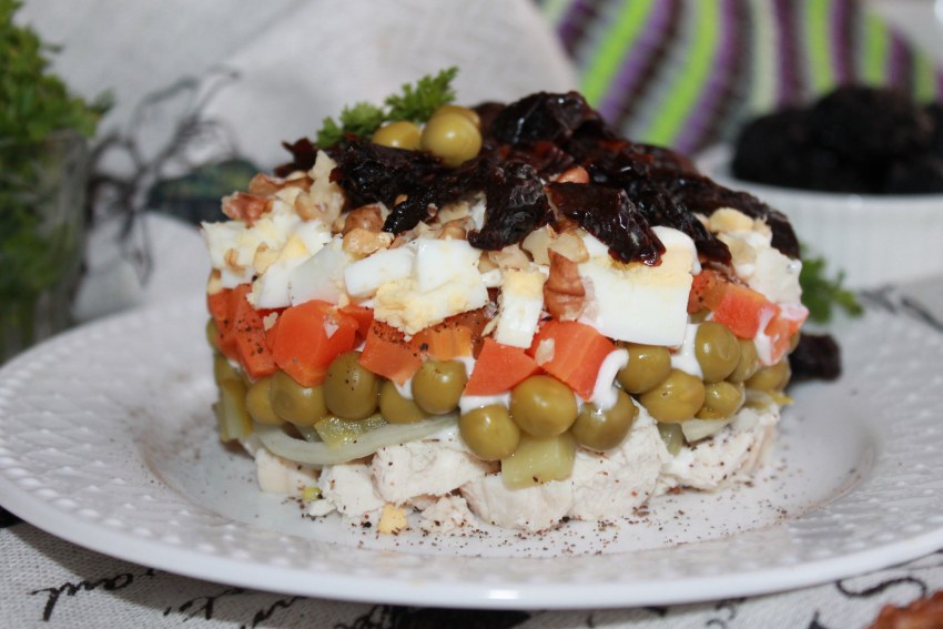Салат Прага с курицей и черносливом