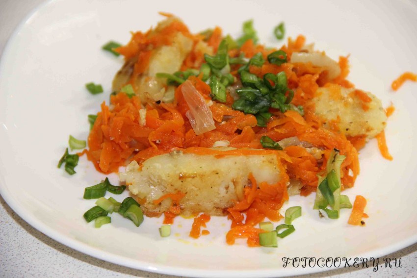Минтай тушеный с морковью и луком