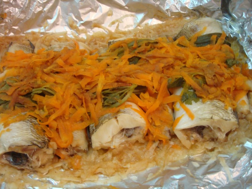 Рыба в духовке с морковью и луком в фольге