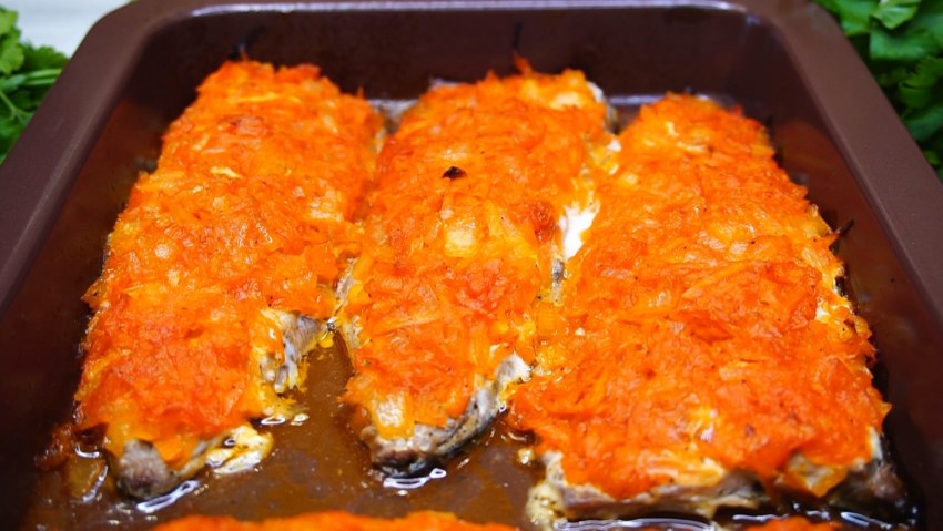 Скумбрия запеченная с морковью и луком