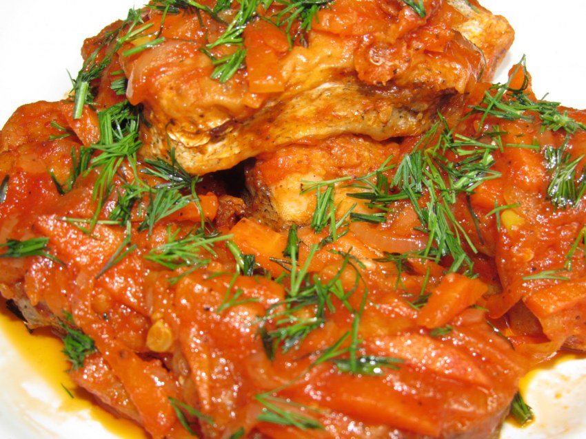 Рыба хек тушеная с овощами в томатном соусе