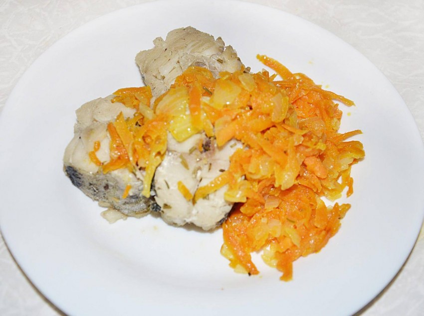Минтай тушеный с морковью и луком