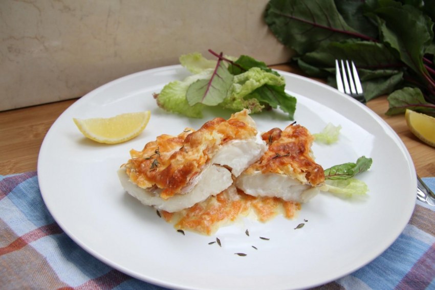 Хек с морковью и луком