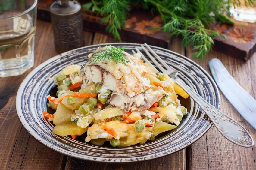 Салат со скумбрией и картошкой