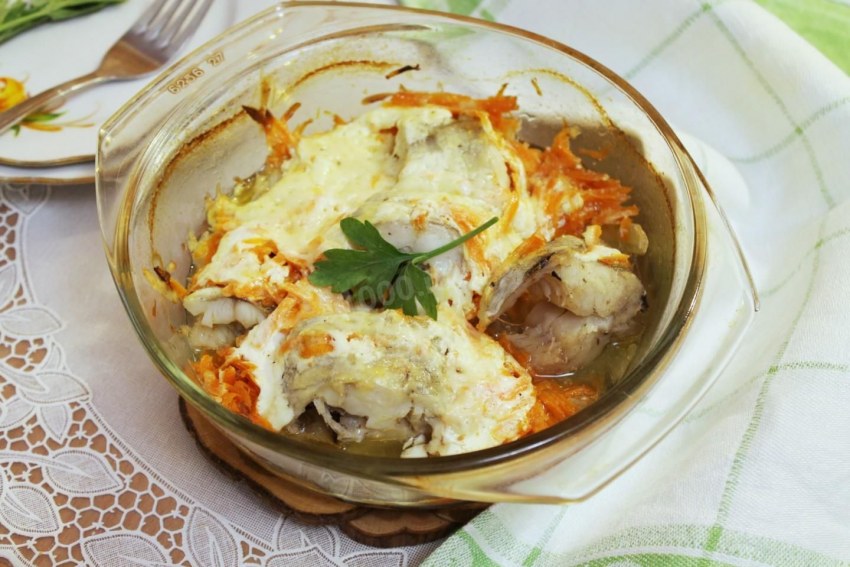 Минтай в духовке с морковью и луком в сметане
