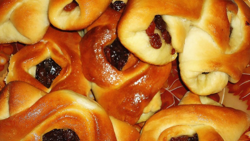 Булочки с изюмом