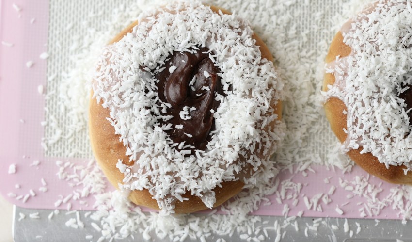Булочка с кокосом