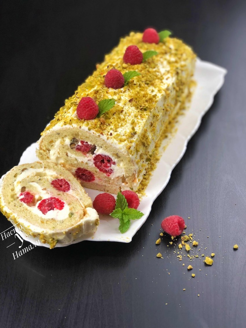 Меренговый рулет с малиной и фисташками