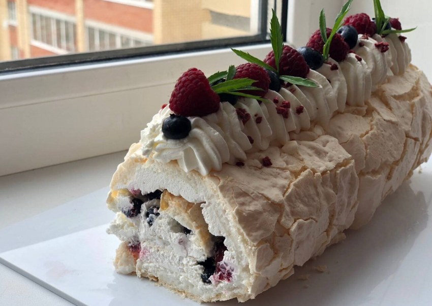 Миндальный малиновый рулет