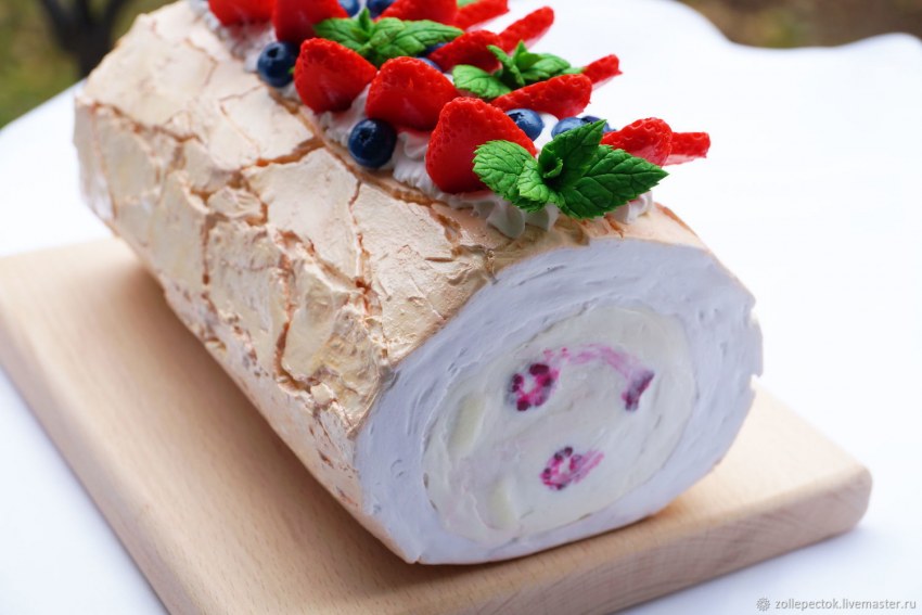 Меренговый рулет с малиной и фисташками