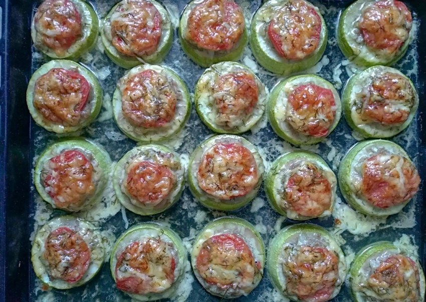 Кабачки в духовке с фаршем с сыром и помидорами