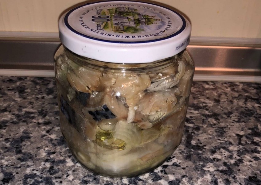 Скумбрия маринованная с красным луком