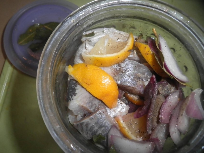 Скумбрия маринованная с чесноком