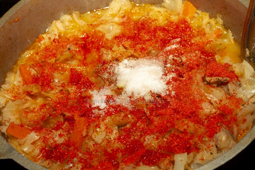 Тушёная капуста с мясом в казане