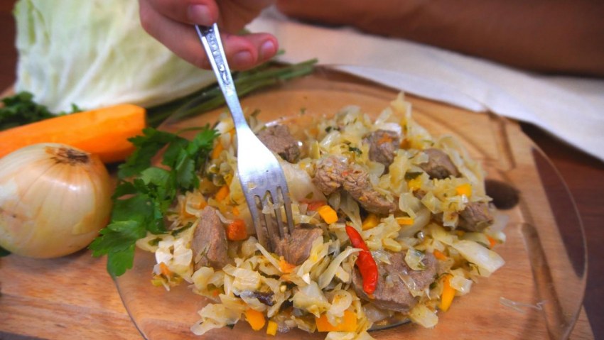 Тушёная капуста с мясом в казане