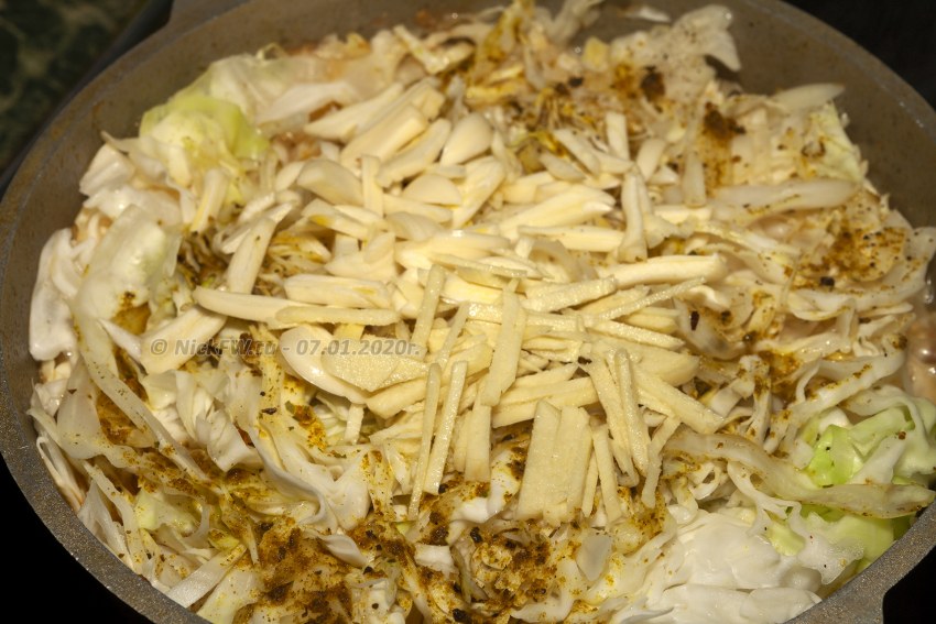 Рис с капустой на сковороде