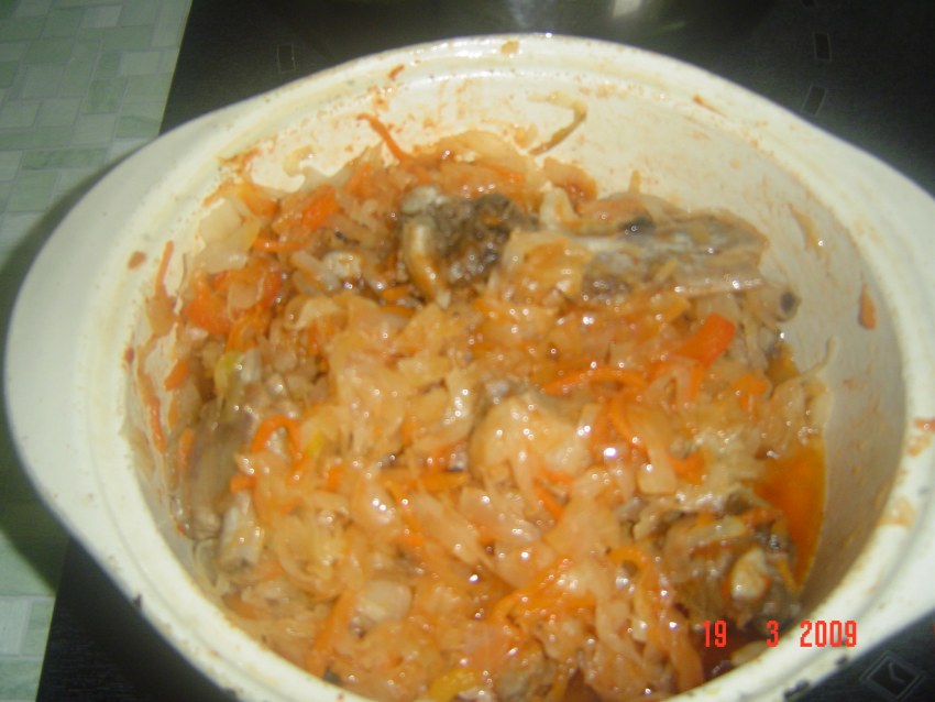 Свинина тушеная с кислой капустой