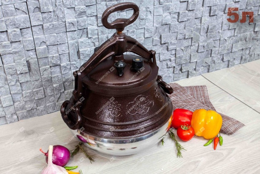 Тушёная капуста с мясом в кастрюле
