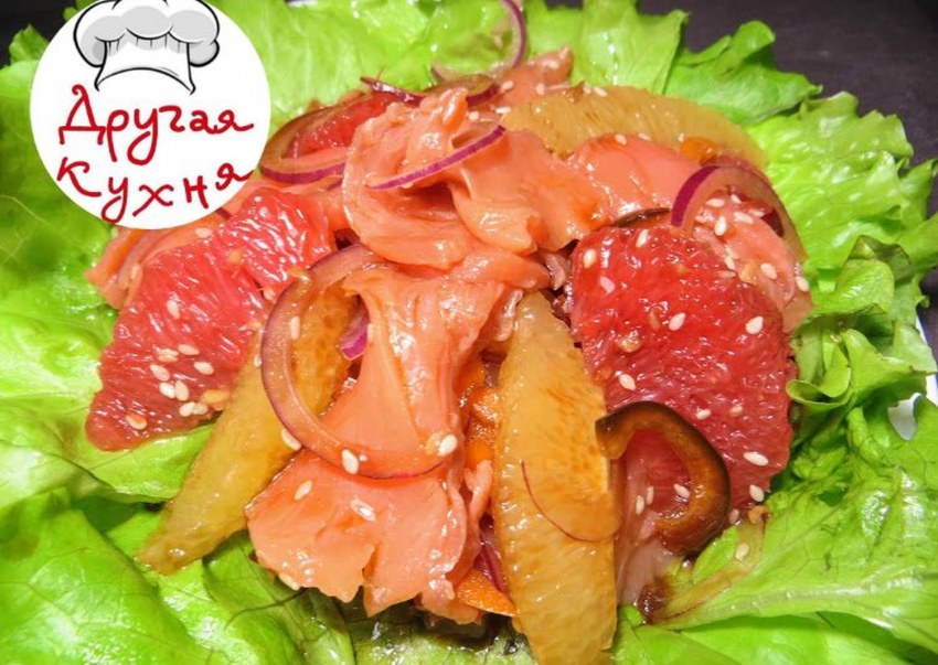 Салат с красной рыбой грейпфрутом и апельсином
