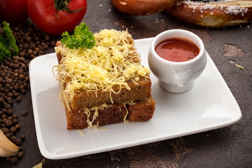 Гренки с чесноком и сыром